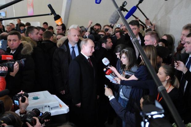 Com 50% das urnas apuradas, Putin tem mais de 60% dos votos na eleição russa YURI KADOBNOV/AFP