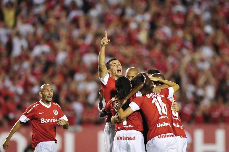 Damião festeja um de seus três gols na partida:imagem 10