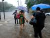 Pedestres enfrentaram a água acumulada sobre as calçadas após a forte chuva que atingiu Porto Alegre