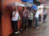 Pedestres interromperam trajeto devido à chuva forte, que alagou ruas