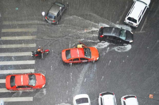 Em 12 horas, chuva se aproxima do esperado para o mês em Porto Alegre Cristina Rispoli d'Azevedo/ Em 12 horas, chuva se aproxima do esperado para o mês em Porto Alegre Cristina Rispoli d'Azevedo/