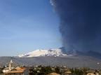 FOTO: Vulcão Etna expele cinzas e fumaça Carmelo Imbesi/AP FOTO: Vulcão Etna expele cinzas e fumaça Carmelo Imbesi/AP