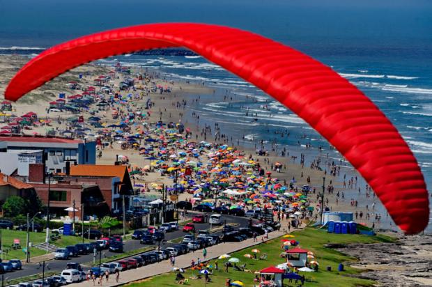 Imagem aérea da praia de Torres lotada é a preferida dos leitores para simbolizar o verão Lauro Alves/