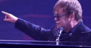 Elton John é hospitalizado com infecção respiratória (Divulgação/Divulgação)