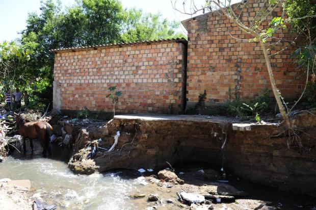 Arroio invade terrenos e ameaça casas no bairro São José, na Capital Ronaldo Bernardi/Agencia RBS