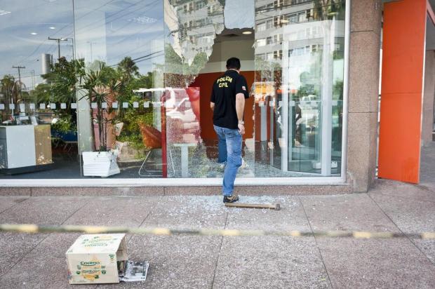 Com marreta, bandidos quebram porta de vidro e invadem banco na Capital Mateus Bruxel/Agencia RBS
