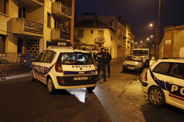 Cercado, suspeito de praticar chacina em escola judaica diz querer vingar mortes de crianças palestinas Remy de la Mauviniere/AP Cercado, suspeito de praticar chacina em escola judaica diz querer vingar mortes de crianças palestinas Remy de la Mauviniere/AP