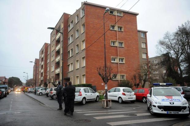 Suspeito de massacre em escola judaica garante que irá se entregar, diz ministro francês REMY GABALDA/AFP