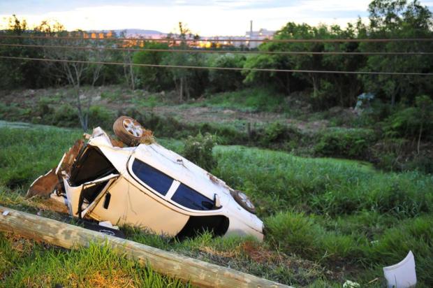 Carro sai da pista e derruba poste na freeway, em Porto Alegre Tadeu Vilani/Agencia RBS Carro sai da pista e derruba poste na freeway, em Porto Alegre Tadeu Vilani/Agencia RBS