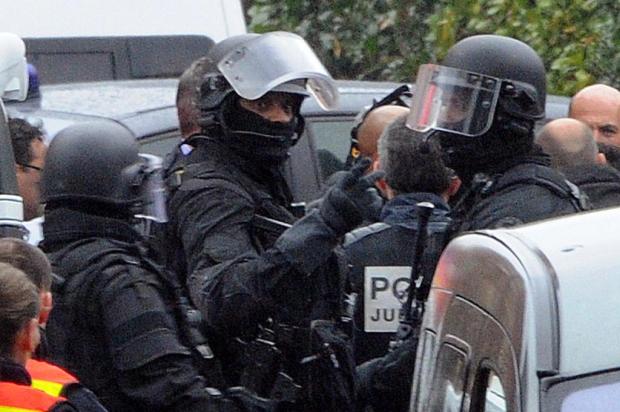 Suspeito de ataques na região de Toulouse está morto, dizem policiais que invadiram apartamento Pascal Guyot/AFP Suspeito de ataques na região de Toulouse está morto, dizem policiais que invadiram apartamento Pascal Guyot/AFP