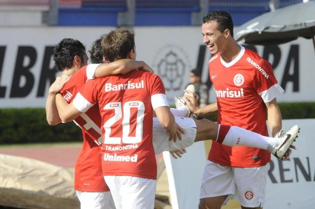 Inter goleia o São José-POA e segue 100% na Taça Farroupilha Luiz Armando Vaz/Agencia RBS Inter goleia o São José-POA e segue 100% na Taça Farroupilha Luiz Armando Vaz/Agencia RBS