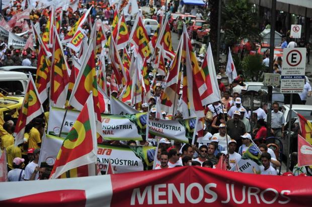 Trabalhadores e empresários promovem manifestação na Capital em favor da indústria Lauro Alves/Agencia RBS