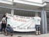 Jovens colocaram faixa em frente ao prédio do ex-chefe do SNI em Porto Alegre