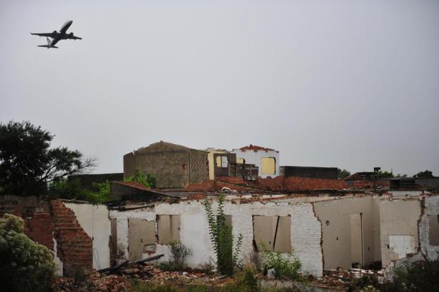 Demolição de casas para obra em aeroporto cria bairro fantasma em Porto Alegre Diego Vara/Agencia RBS Demolição de casas para obra em aeroporto cria bairro fantasma em Porto Alegre Diego Vara/Agencia RBS