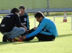 André Lima sente o tornozelo esquerdo e deixa o treino do Grêmio mais cedo Adriano de Carvalho/Agência RBS