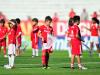Crianças entram em campo com jogadores do Inter durante partida contra o Canoas, no Beira-Rio