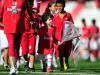 Crianças entram em campo com jogadores do Inter durante partida contra o Canoas, no Beira-Rio