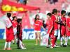 Crianças entram em campo com jogadores do Inter durante partida contra o Canoas, no Beira-Rio