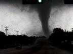 Nos EUA, dois tornados causam danos e cancelamento de voos Parrish Velasco/AP Photo Nos EUA, dois tornados causam danos e cancelamento de voos Parrish Velasco/AP Photo