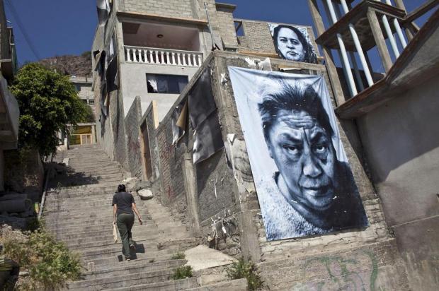 Projetos de arte estampam imagens de vítimas da criminalidade em ruas mexicanas Rodrigo Cruz/NYTNS