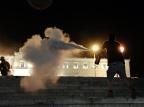 Suicídio de aposentado em praça gera conflitos entre manifestantes e polícia na Grécia ARIS MESSINIS/AFP Suicídio de aposentado em praça gera conflitos entre manifestantes e polícia na Grécia ARIS MESSINIS/AFP