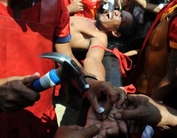 Filipinos celebram a Sexta-Feira Santa com violentas crucificações Ted Aljibe, AFP/ Filipinos celebram a Sexta-Feira Santa com violentas crucificações Ted Aljibe, AFP/