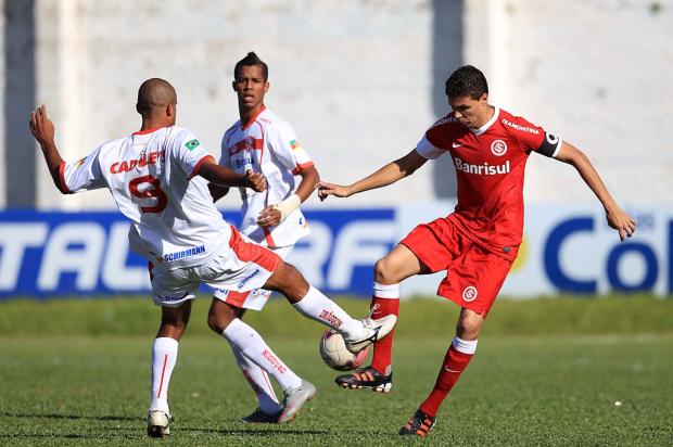 Bolívar estaria em negociação para deixar o Inter e defender o Cruzeiro ao lado de Tinga Nabor Goulart/Agência Freelancer/