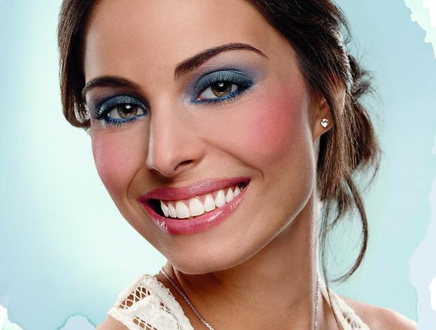 Aprenda a fazer uma maquiagem com lápis e sombra azul Eduardo Delfim/Divulgação