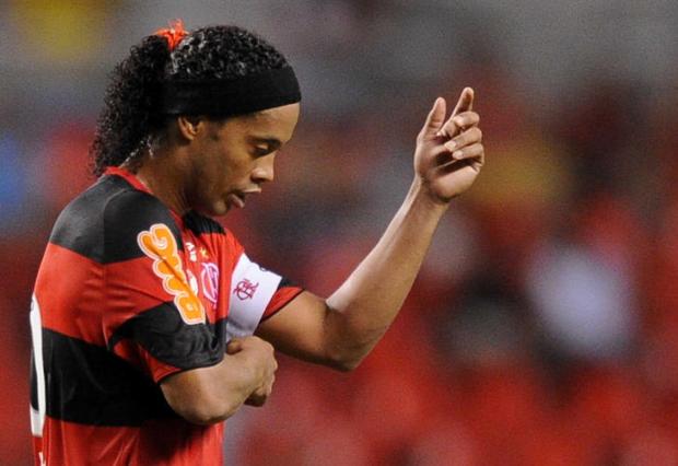 Assis consulta advogados sobre rescisão unilateral de Ronaldinho com o Flamengo VANDERLEI ALMEIDA/AFP