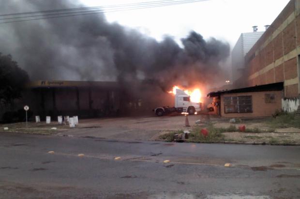 FOTO: bombeiros combatem incêndio em dois caminhões na Capital Vilmar da Rosa, Leitor Repórter/ FOTO: bombeiros combatem incêndio em dois caminhões na Capital Vilmar da Rosa, Leitor Repórter/