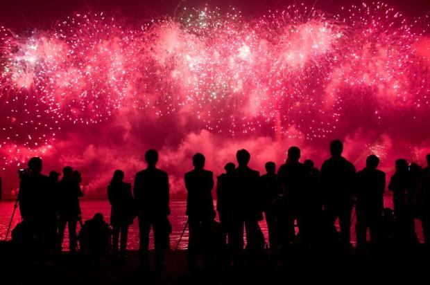 Barulho excessivo no período de festas pode afetar audição, diz especialista Ed Jones/AFP