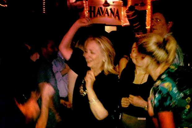 FOTO: Hillary Clinton se diverte em bar em Cartagena STR/AFP PHOTO