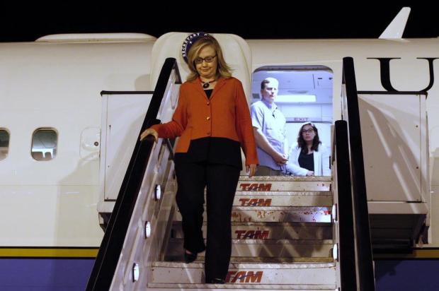 Hillary Clinton desembarca em Brasília para agenda oficial de dois dias Jacquelyn Martin/Pool / AP
