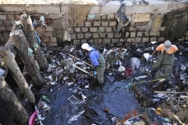 Sujeira sem fim em riacho do Bairro Bom Jesus, em Porto Alegre Mateus Bruxel/Agencia RBS