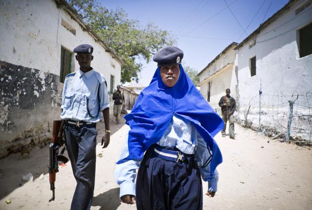 Com a diminuição da violência, somalis mostram esperança na reconstrução de Mogadíscio Sven Torfinn/The New York Times