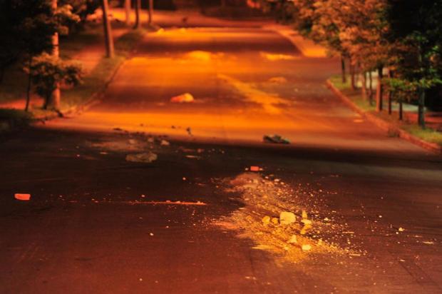 Restos de obra são espalhados em rua da Capital Lauro Alves/Agencia RBS