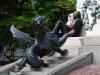 Com o frio, casal se expõe ao sol na Praça da Matriz em Porto Alegre