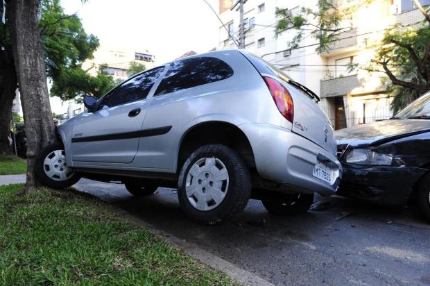 Carro arremessa veículo estacionado contra árvore na Capital Ronaldo Bernardi/Agencia RBS