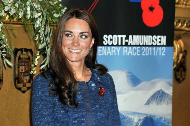 Kate Middleton deve ganhar uma casa de presente de William Leon Neal/AFP Kate Middleton deve ganhar uma casa de presente de William Leon Neal/AFP