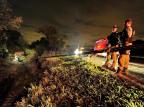 Caminhão carregado de cimento cai em rio na margem da freeway Lauro Alves/Agencia RBS Caminhão carregado de cimento cai em rio na margem da freeway Lauro Alves/Agencia RBS