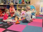 Magia e realidade unem mães e filhos em fábrica de brinquedos nos Estados Unidos Jackie Albarella/Divulgação Magia e realidade unem mães e filhos em fábrica de brinquedos nos Estados Unidos Jackie Albarella/Divulgação