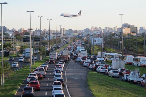 AO VIVO: motoristas enfrentam lentidão nas principais vias da Região Metropolitana Felipe Daroit/Agencia RBS AO VIVO: motoristas enfrentam lentidão nas principais vias da Região Metropolitana Felipe Daroit/Agencia RBS