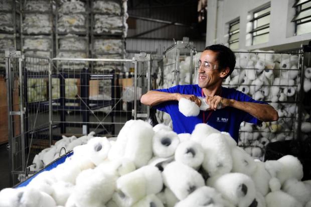 O trabalho que transforma vidas: no chão da fábrica, a dignidade Mauro Vieira/Agencia RBS O trabalho que transforma vidas: no chão da fábrica, a dignidade Mauro Vieira/Agencia RBS