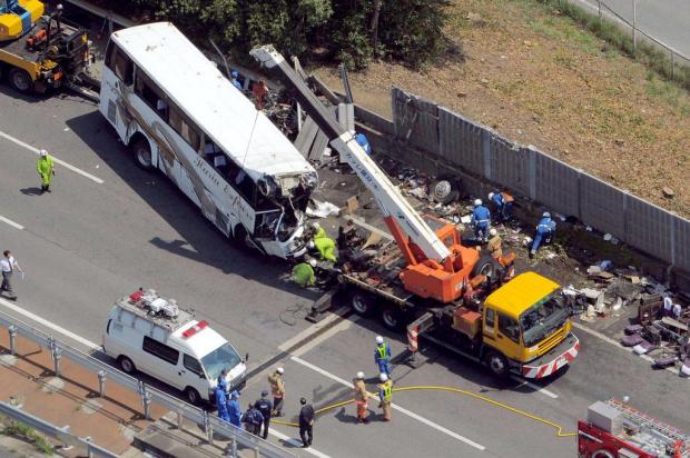 Acidente com ônibus de turismo mata sete e deixa ao menos 39 feridos no Japão Kyodo News/AP