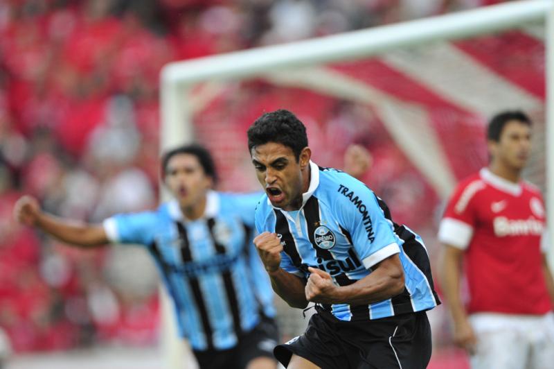 Aos 10 minutos do segundo tempo, Werley aproveitou sobra da cobrança de falta e empatou para o Grêmio:imagem 14