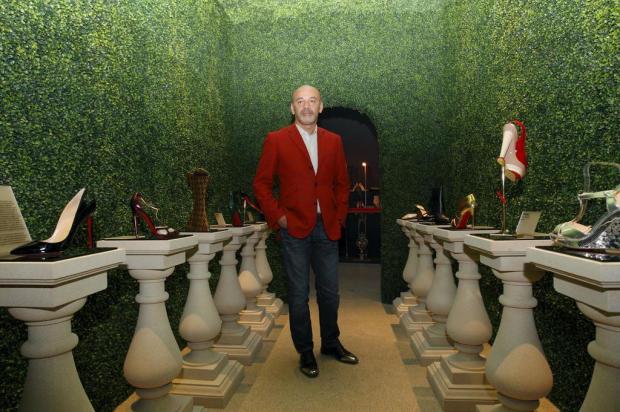 Christian Louboutin comemora 20 anos de carreira JUSTIN TALLIS/AFP Christian Louboutin comemora 20 anos de carreira JUSTIN TALLIS/AFP