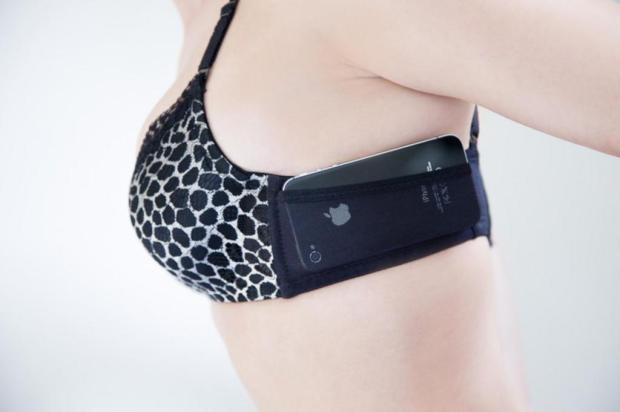 Sutiã vem com compartimento para guardar o telefone Divulgação/Joey Bra Sutiã vem com compartimento para guardar o telefone Divulgação/Joey Bra