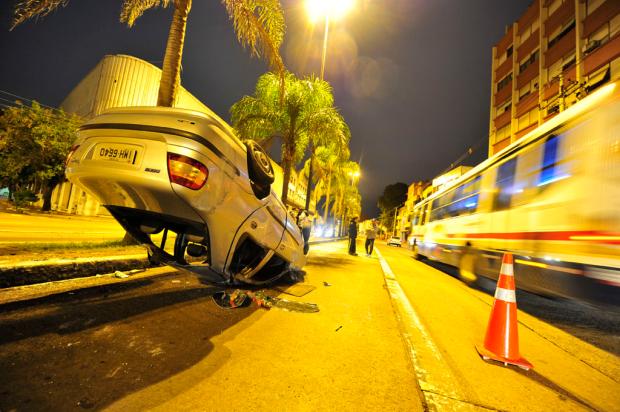 Carro com oito jovens capota em avenida de Porto Alegre Lauro Alves/