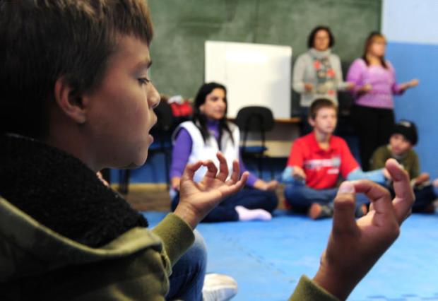 Meditação em sala de aula ajuda na redução da ansiedade e dos índices de violência em escola Fernando Gomes/Agencia RBS Meditação em sala de aula ajuda na redução da ansiedade e dos índices de violência em escola Fernando Gomes/Agencia RBS