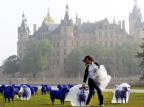 Ovelhas azuis de plástico invadem jardim em frente a castelo na Alemanha Jens Buttner,DPA/AFP Ovelhas azuis de plástico invadem jardim em frente a castelo na Alemanha Jens Buttner,DPA/AFP